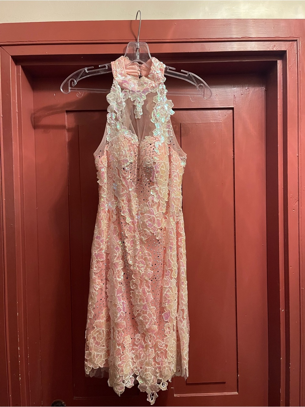Elegant Pink Lace Halter Prom Dress with Floral Appliqué